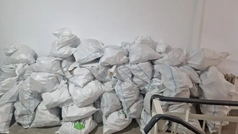 Apartament plin cu mobilă veche în Sector 3 București - înainte de debarasare